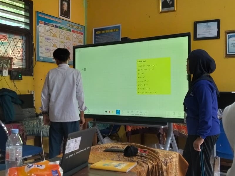MENEMBUS BATAS DI LERENG GUNUNG ARGOPURO, INOVASI PEMBELAJARAN MENGGUNAKAN SMART TV DI SMP NEGERI 3 SUMBERMALANG SATU ATAP