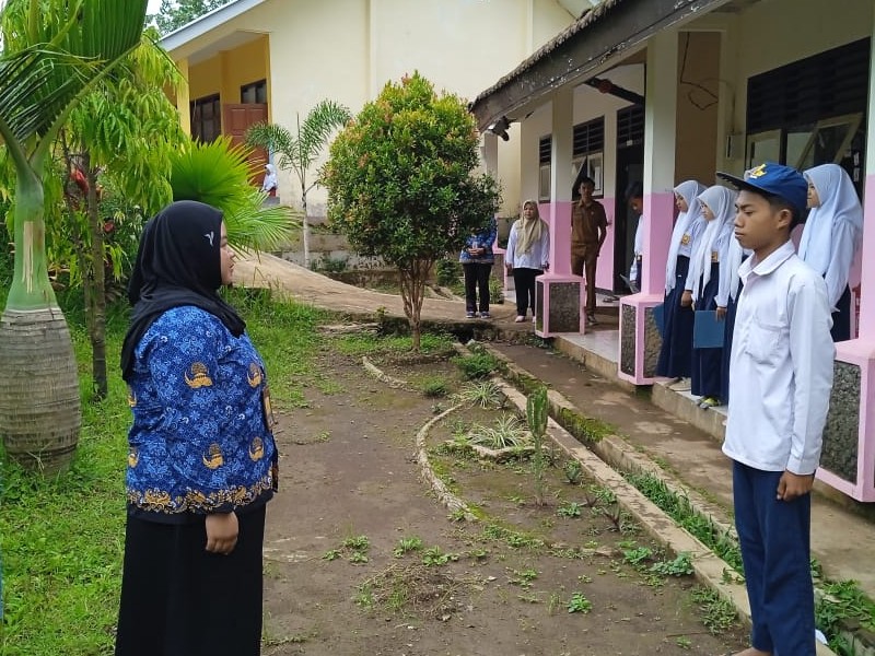 TELADANI PAHLAWANMU, CINTAI NEGERIMU, KHIDMATNYA UPACARA HARI PAHLAWAN 2025 DI SMP NEGERI 3 SUMBERMALANG SATU ATAP.