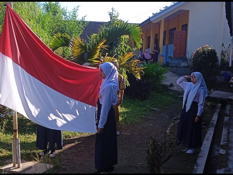 MENGGEMA DI LERENG TAMANKURSI, UPACARA HUT RI DI SMPN 3 SUMBERMALANG SATAP